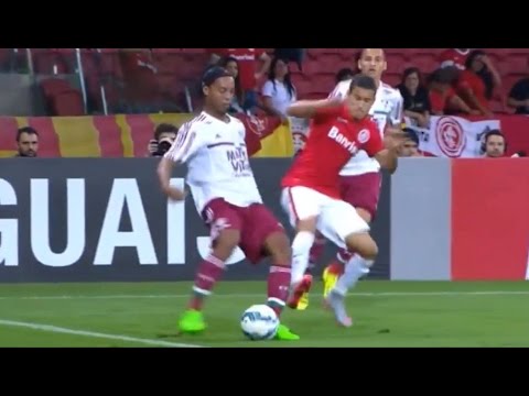 شاهد رونالدينيو يواصل ممارسة هوايته بإحراج خصومه