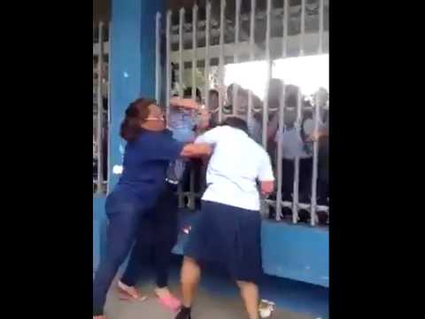 خناقة ساخنة بين الطالبات داخل فناء المدرسة