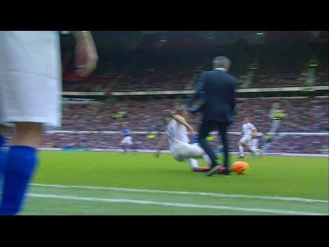 مدرِّب تشيلسي يقتحم أرض الملعب