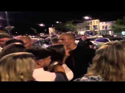 خناقة بين نجم اليونايتد السابق والجماهير خارج ملهى ليلى