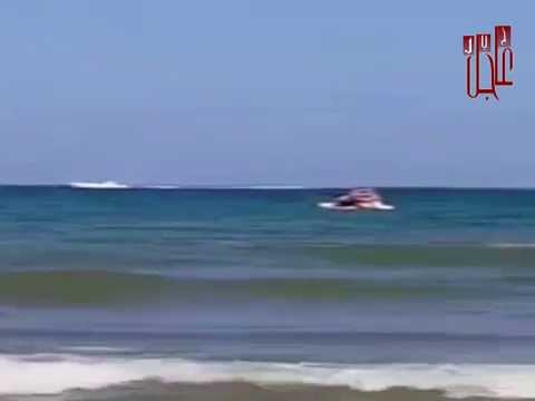 شاهد الملك محمد السادس يتجول بالقارب في شاطئ مرتيل