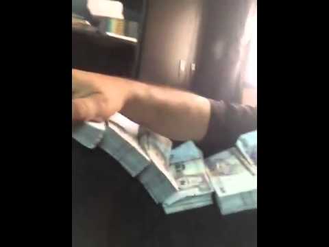 بالفيديو داعية سعودي يغطي جسده بالأموال