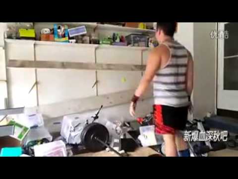 بالفيديو رد فعل شاب حطم غرفته