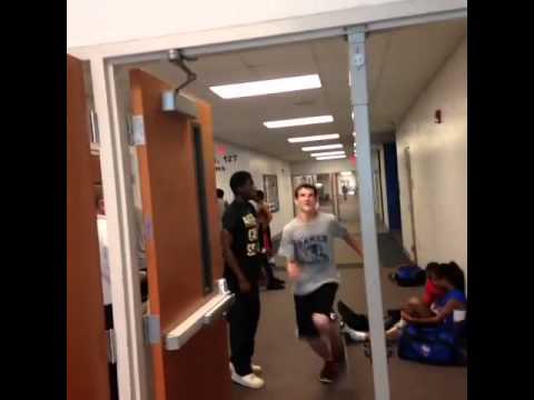 شاهد طالب قرر التباهي بطول قامته فرد عليه الباب