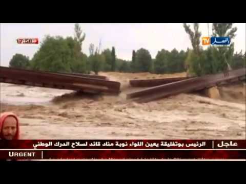 انهيار أحد الجسور بسبب الفيضانات التي خلفتها الأمطار