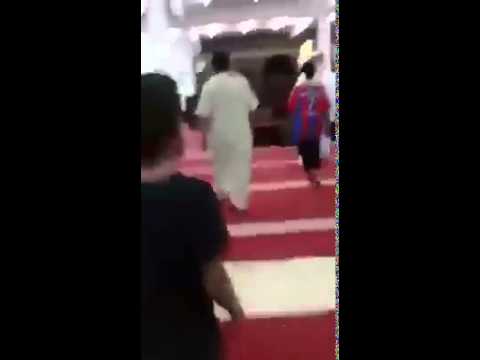 سعودي داخل المسجد يمسك الميكرفون ويبدأ بالغناء
