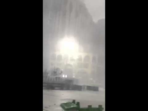 شاهد الرياح والأمطار قبل لحظات من سقوط الرافعة