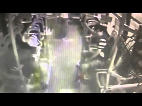 مخمور صيني يتحرش بسيدتين في الحافلة