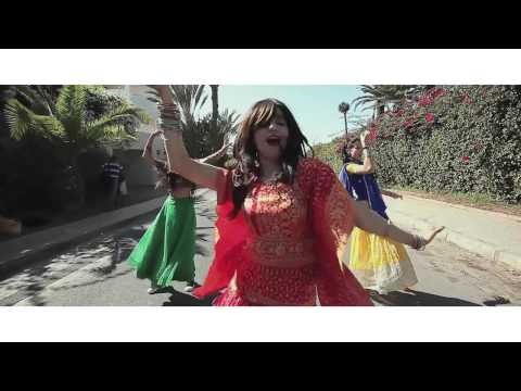 رجال يلاحقون كلثوم وأبوها يجري وراءهم بالهراوة