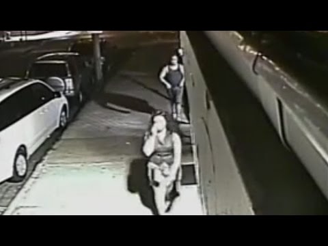 لص يضرب فتاة ثم يسرق حقيبتها وهاتفها