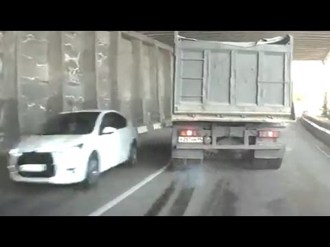 شاحنة تدهس سيارة في حائط نفق داخل أوكرانيا