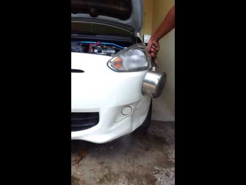 تايلندى يصلح اكصدام سيارته بواسطة الماء المغلي