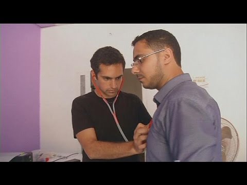 شاهد طبيب فلسطيني يبتكر سماعة طبية مطبوعة