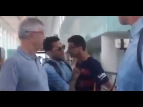 شاهد مشجع يُقبل ألفيس بعد التوقيع على قميص برشلونة