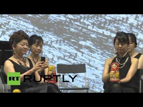 شاهد أوركسترا يابانية تستخدم دمى الماتريوشكا كـآلات موسيقية