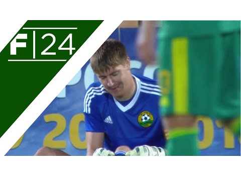 حارس يتسبب بخسارة فريقه بعد محاولة فاشلة للعب بالكرة