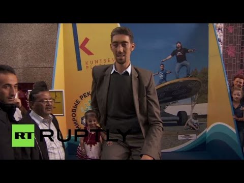 أقصر امرأة وأطول رجل في العالم يزوران موسكو