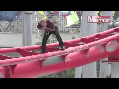 شاهد نجاة مغامر من الموت بعدما كادت تسحقه لعبة أفعوانية