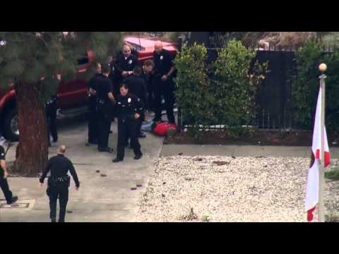 لص يهرب بلوح تزلُّج بعد سرقة سيارة bmw