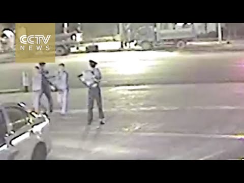 شاهد سائق تاكسي صيني يشتبه فى راكب فيوقفه