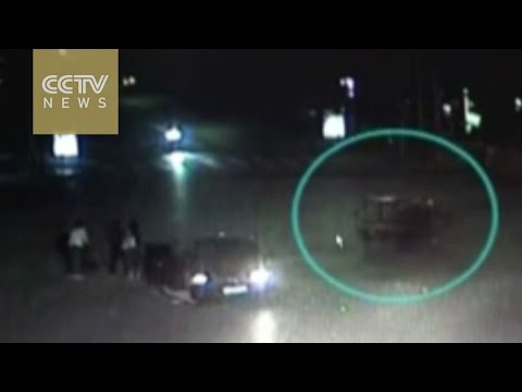 شاهد توك توك يجري من سائقه ثم يعود ويدهسه