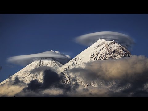 شاهد السحب تأخذ شكل إسطواني حول فوهة براكين