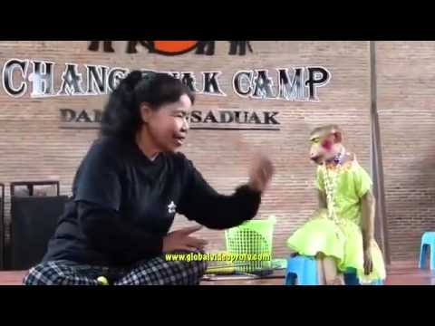 شاهد شامبانزي تضع الماكياج وتجلس كالفتاة الخجولة