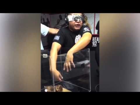 شاهد صداقة غريبة بين صياد وكلب البحر