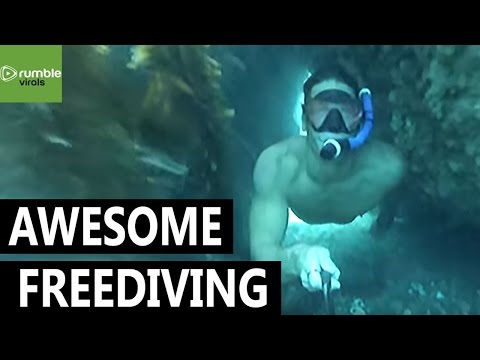 شاهد متهور يخاطر بحياته ويمر في شق بحري