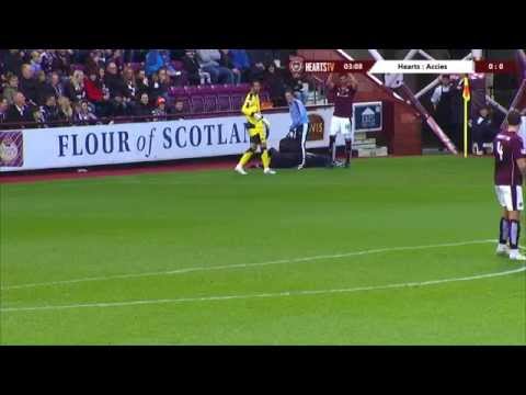 شاهد لاعب يطالب باستبدال جامع كرات بعد إصابته