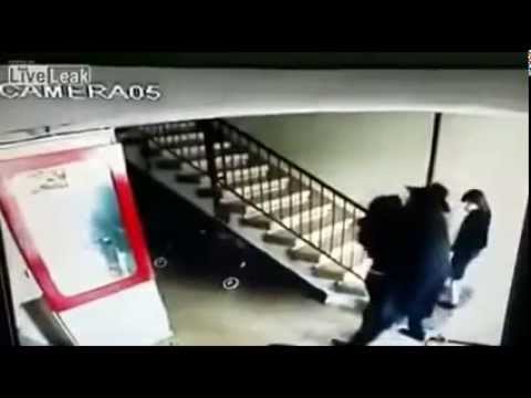 شاهد حاخام إسرائيلي يتحرش بفتاة