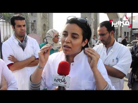 شاهد أطباء يحتجون ضد راتب الـ70 ألف ريال