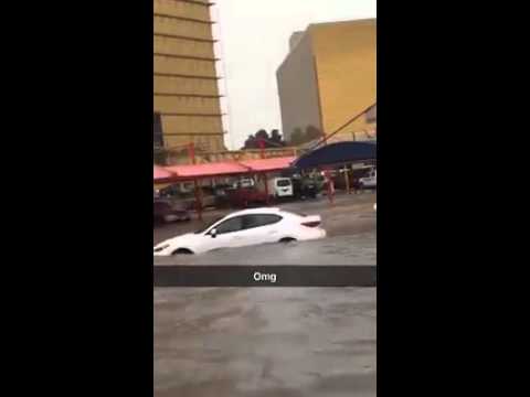 شاهد مياه الأمطار تبتلع سيارة في السعودية بشكل غريب