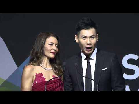 شاهد تتويج المخرج الفلسطيني هاني أبو أسعد بإحدى الجوائز