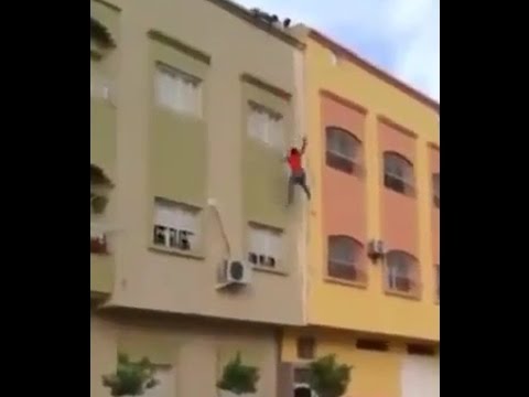شاهد فتاة مغربية تلقي بنفسها من أعلى المنزل