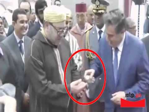 شاهد الملك محمد السادس يتعطر بعطر الإماراتيين