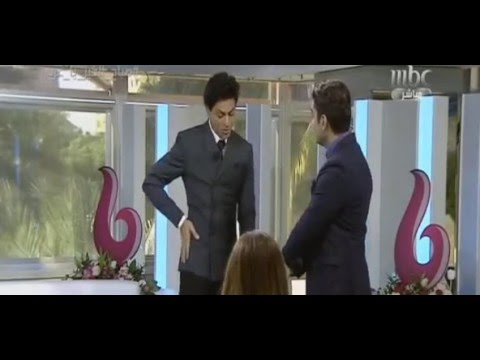 شاروخان يعلم خالد الشاعر أداء إحدى حركات الرقص الهندية الشهيرة