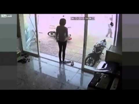 اهد كيف أنقذ  الرجل دراجته النارية من السرقة