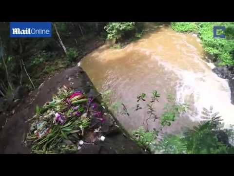 شاهد شاب يقفز من أعلى تل في هاواي ويصطدم بصخرة