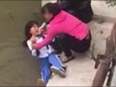 أم ترمى ابنتها فى النهر بسبب درجاتها الضعيفة فى المدرسة