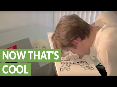 أطول لسان فى العالم يرسم برج إيفل