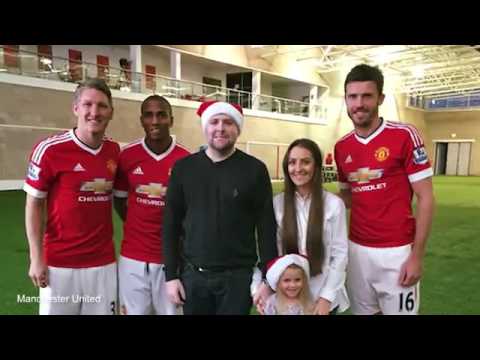 لاعبو مانشستر يونايتد يحتفلون بالكريسماس مع مشجع ميئوس من شفائه
