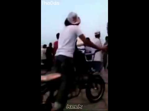 بالفيديو فتيات سعوديات يلقنّ شابا «علقة ساخنة»