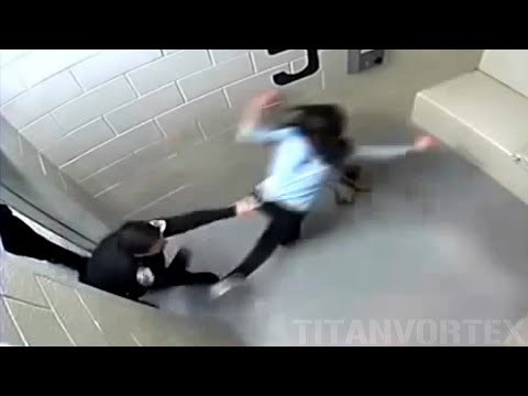 شاهد  ضابط يعتدي على سيدة