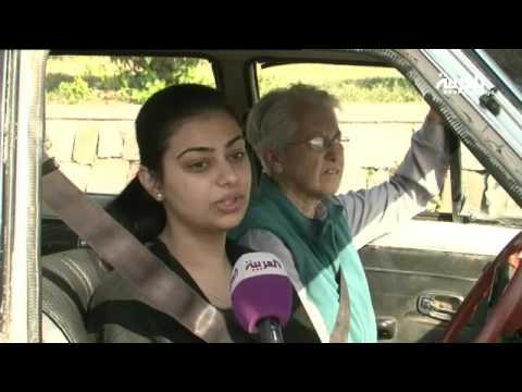 شاهد باكستانية في العقد السادس من عمرها تعمل مدربة قيادة