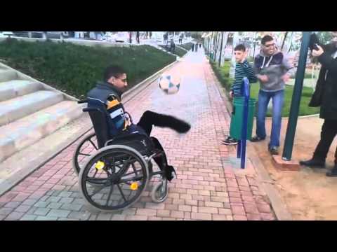 شاهد معاق على كرسي متحرك لكنه محترف