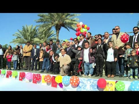 شاهد قصار القامة في بغداد يطلقون أمنياتهم إلى السماء