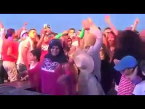 شاهد سيدة مسنة تؤدي رقصات رائعة