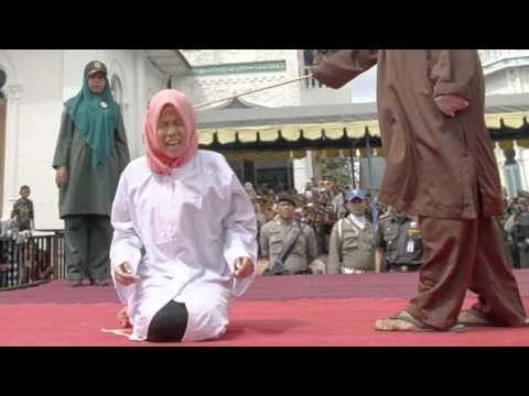 فيديو جلد طالبة في إندونيسيا لإظهارها الحنان تجاه زميلها