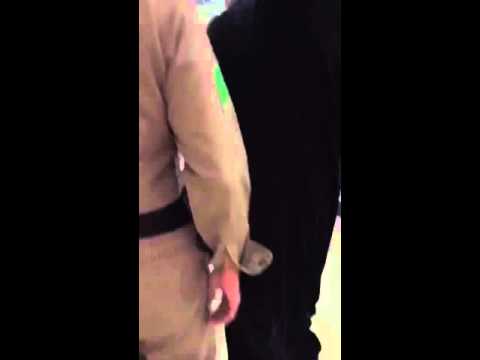 شاهد شاب يتجول بالعباءة النسائية داخل مركز تجاري